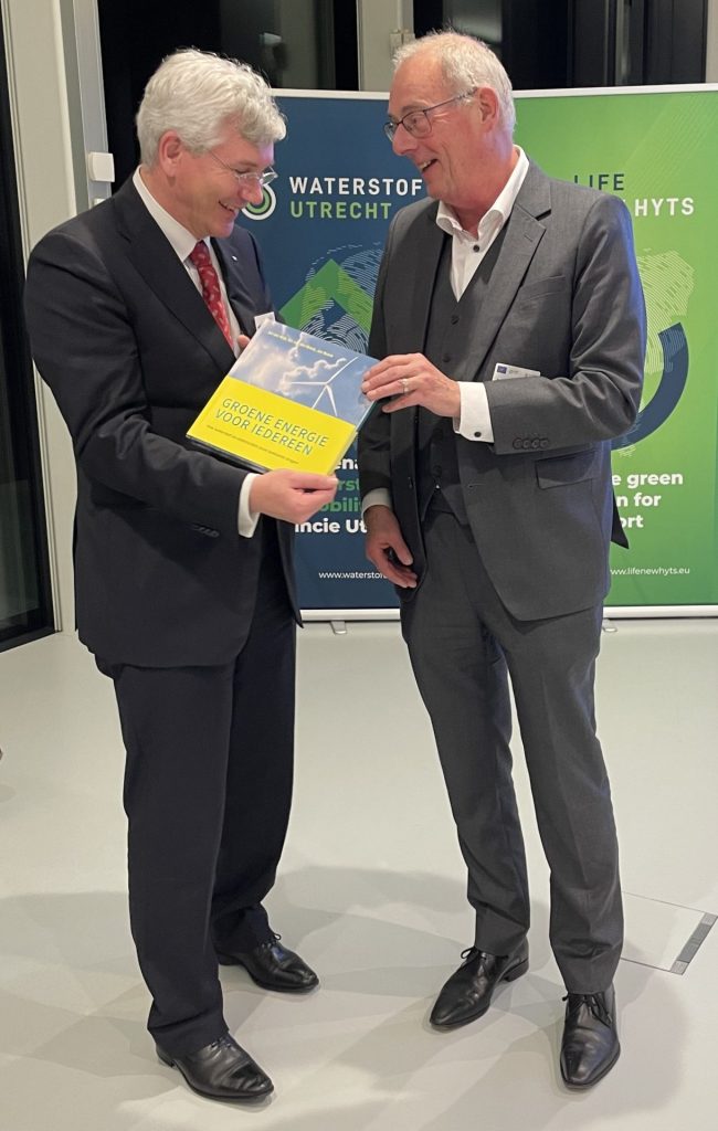 Ad van Wijk overhandigt boek groene energie voor iedereen aan Andre van Schie