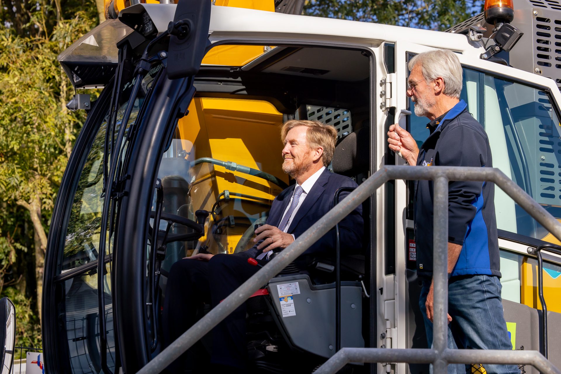 King Willem-Alexander sits in hydrogen-powered crane truck and opens electrolyser