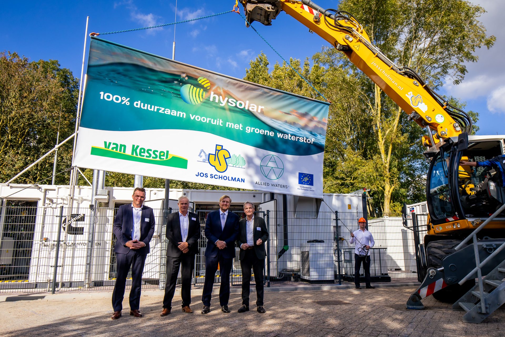 Initiators of Hysolar (Robert Scholman, Joan van Kesse, Jos Boere) together with King Willem-Alexander at the just opened electrolyser