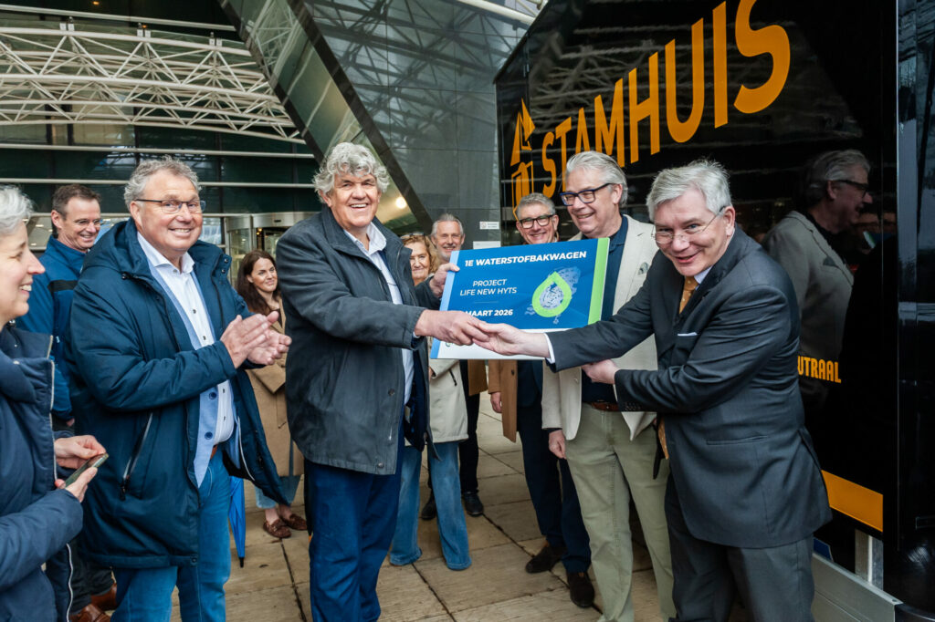 Overhandiging sleutels E-lions H2 waterstofbakwagen door gedeputeerde André van Schie aan Henk Stamhuis
