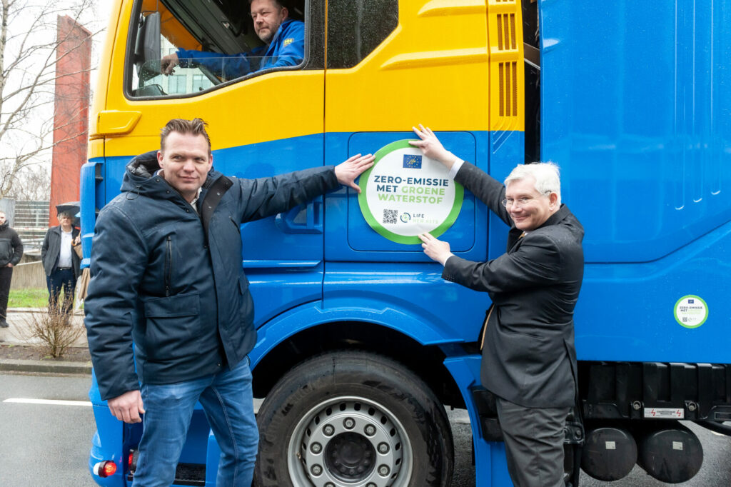 Robert Scholman en gedeputeerde André van Schie plakken LIFE NEW HYTS sticker op de eerste MAN truck met waterstofverbrandingsmotor